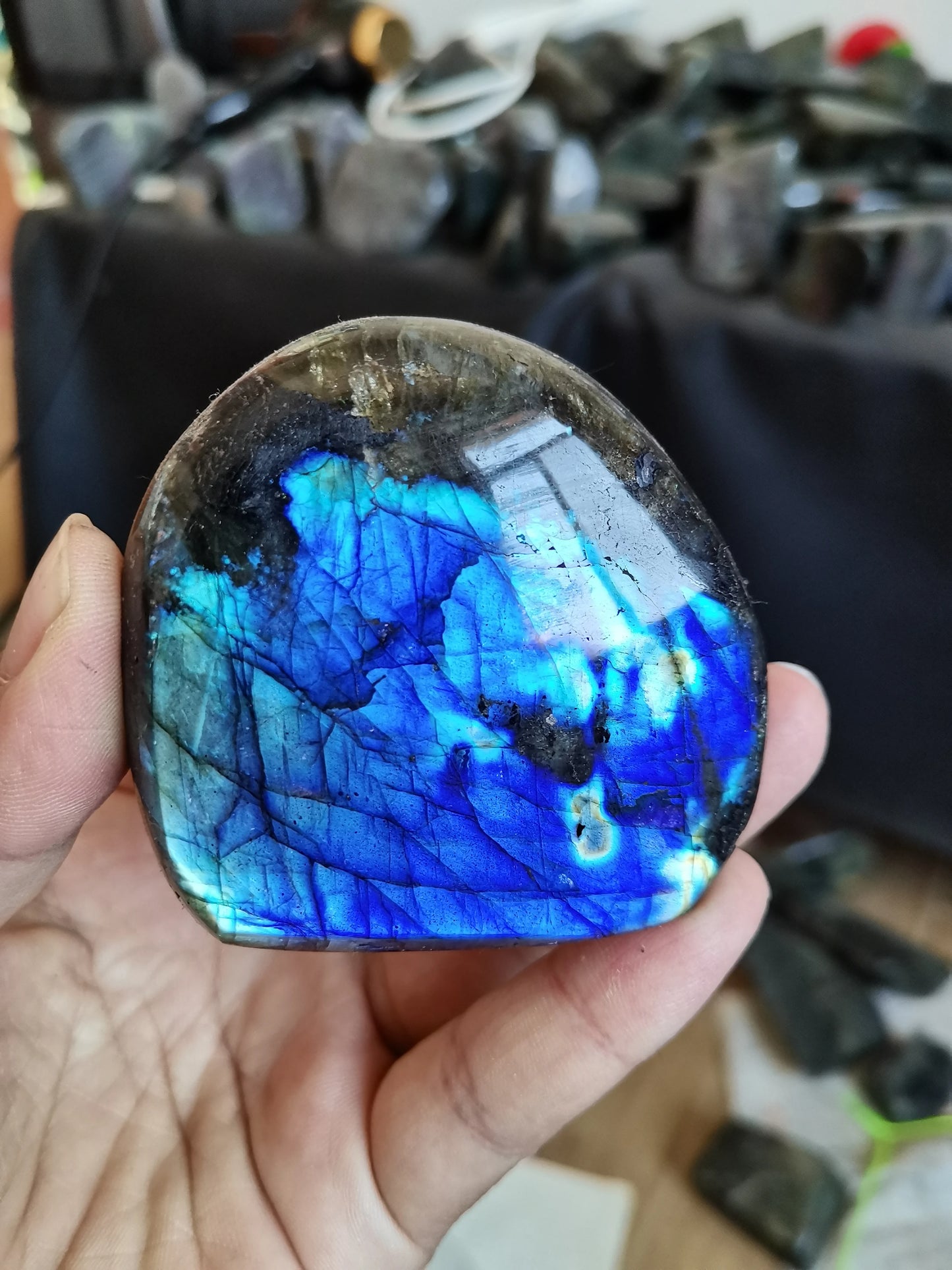 Pierre Labradorite Forme Libre – Bleu Brillant & Spirituel