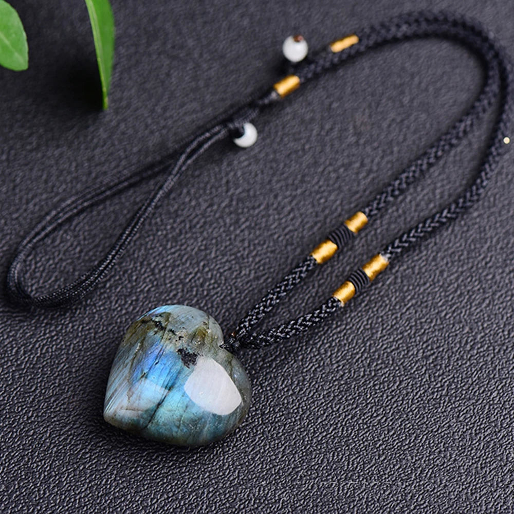 Collier Cœur Labradorite Brillant Énergie Naturelle