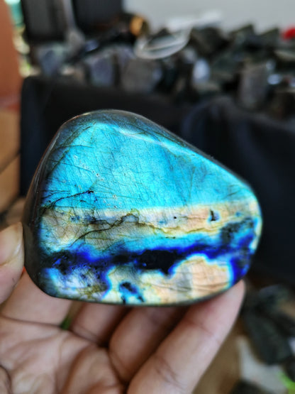 Pierre Labradorite Forme Libre – Bleu Brillant & Spirituel