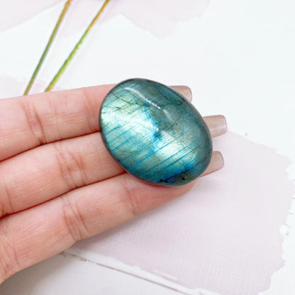 Pierre de Paume Labradorite – Apaisement & Lithothérapie