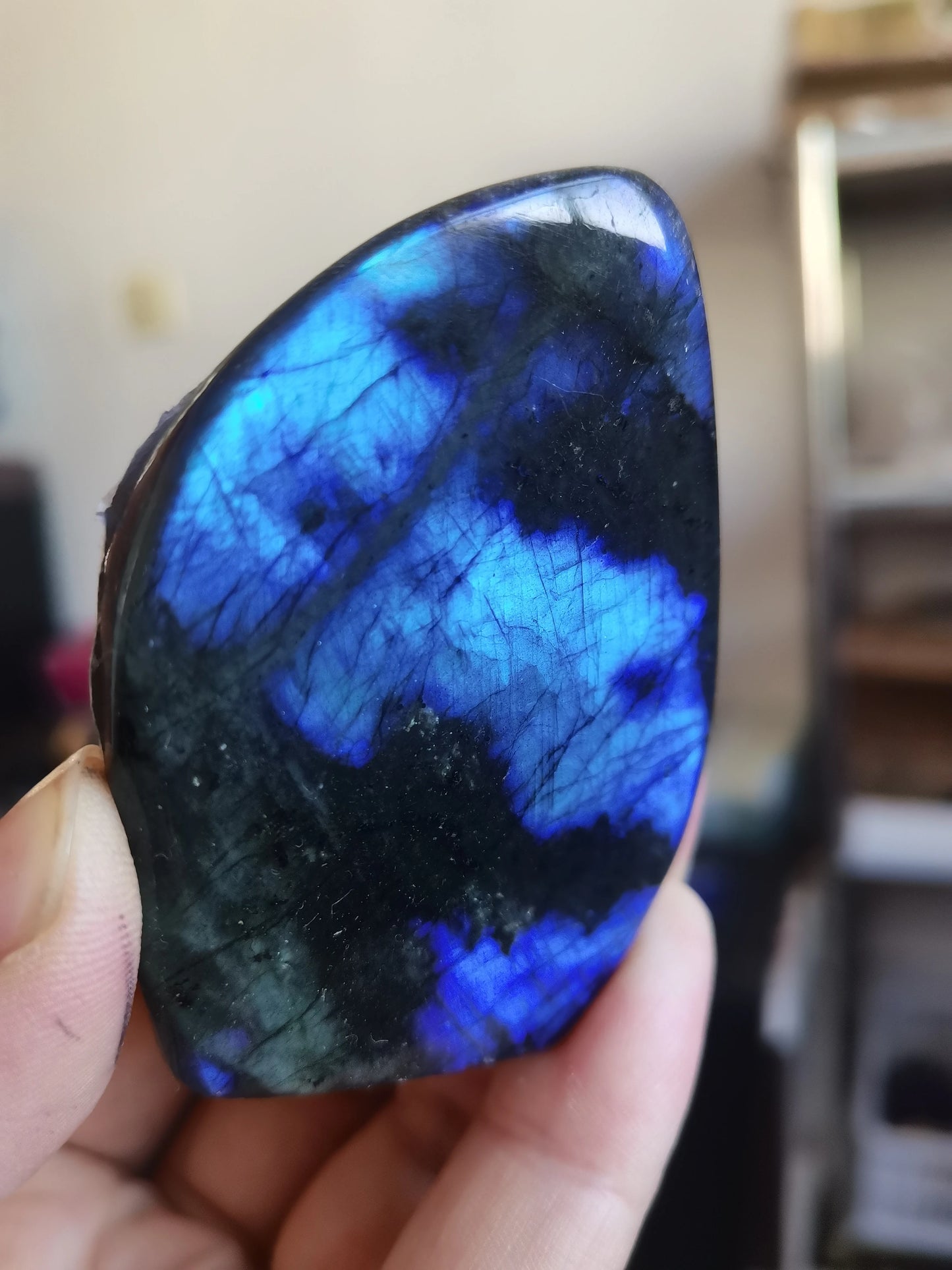 Pierre Labradorite Forme Libre – Bleu Brillant & Spirituel