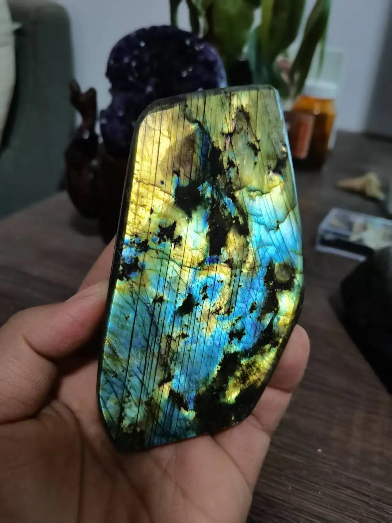 Pierre Labradorite Forme Libre – Bleu Brillant & Spirituel