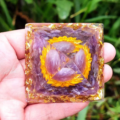 Pyramide Orgonite Lotus Améthyste & Obsidienne