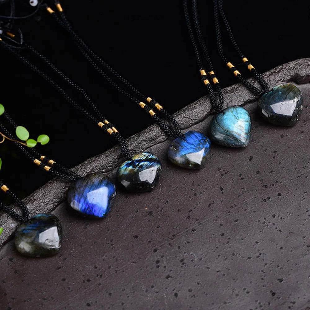 Collier Cœur Labradorite Brillant Énergie Naturelle