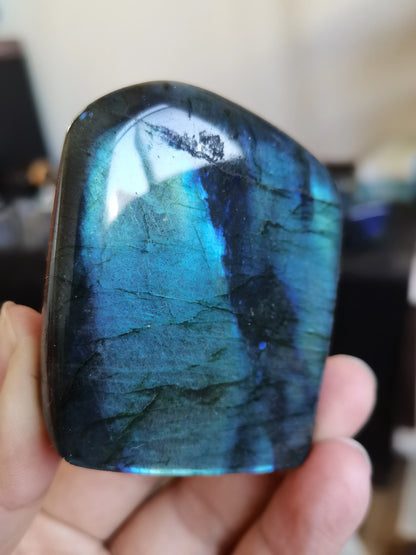 Pierre Labradorite Forme Libre – Bleu Brillant & Spirituel