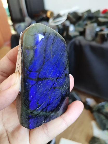 Pierre Labradorite Forme Libre – Bleu Brillant & Spirituel