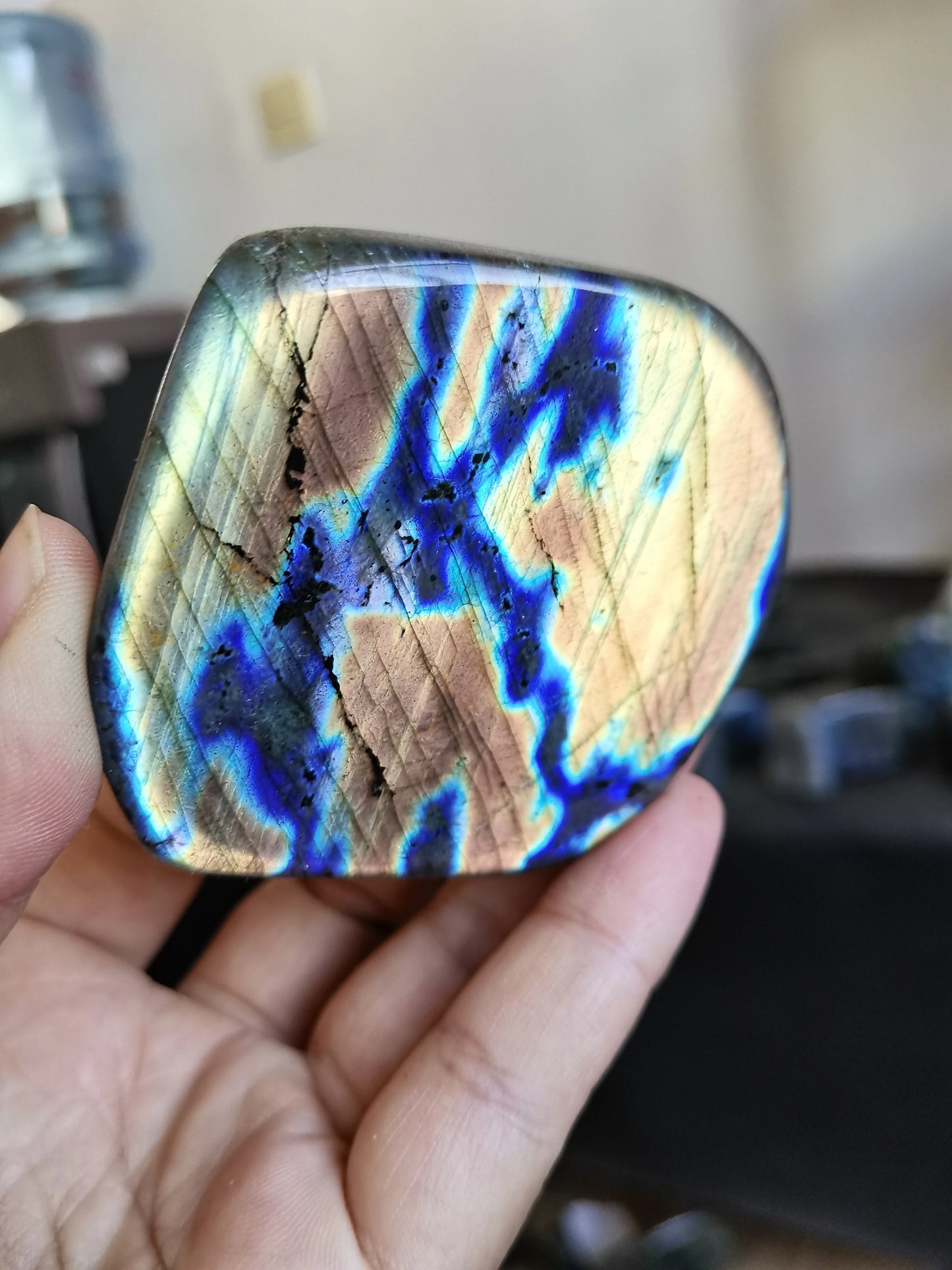 Pierre Labradorite Forme Libre – Bleu Brillant & Spirituel